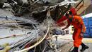 Petugas dari Basarnas memeriksa bangkai badan pesawat Airasia QZ8501 di Pelabuhan Tanjung Priok, Jakarta, Senin (2/3/2015). (Liputan6.com/Faizal Fanani)