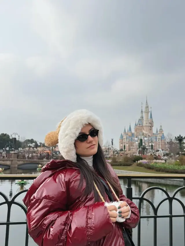 Potret cantik Marsha Aruan di Shanghai Disneyland Park. (credit:instagram.com/aruanmarsha)