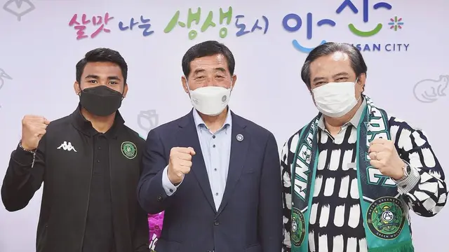 6 Potret Asnawi Mangkualam Kapten Timnas Indonesia di Luar Lapangan, Gayanya Keren