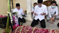 Presiden Jokowi berdoa di samping makam sang ibu. (Dok Agus Suparto/Setpres)