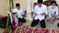 Foto Suasana Haru di Pusara Ibu Jokowi Usai Pemakaman