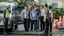 Anggota DPRD Provinsi Jambi Supriyono (depan), PLT Dinas PUPR Jambi Arfan (belakang) dikawal petugas memasuki Gedung KPK, Jakarta, Rabu (29/11). Ada uang lebih dari Rp 1 miliar diduga suap yang diamankan. (Liputan6.com/Faizal Fanani)