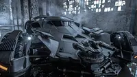 Batmobile di film Batman v Superman: Dawn of Justice. (pastemagazine.com)
