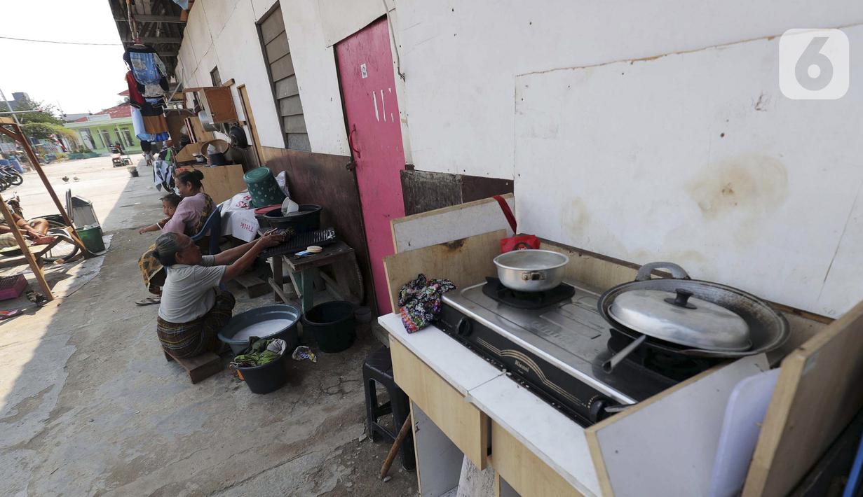 Warga beraktivitas di kawasan Kampung Aquarium saat PSBB, Penjaringan, Jakarta Utara, Kamis (17/9/2020). Kampung Aquarium rencanannya akan dibangun kampung susun yang diperuntukkan bagi warga sekitar. (Liputan6.com/Johan Tallo)