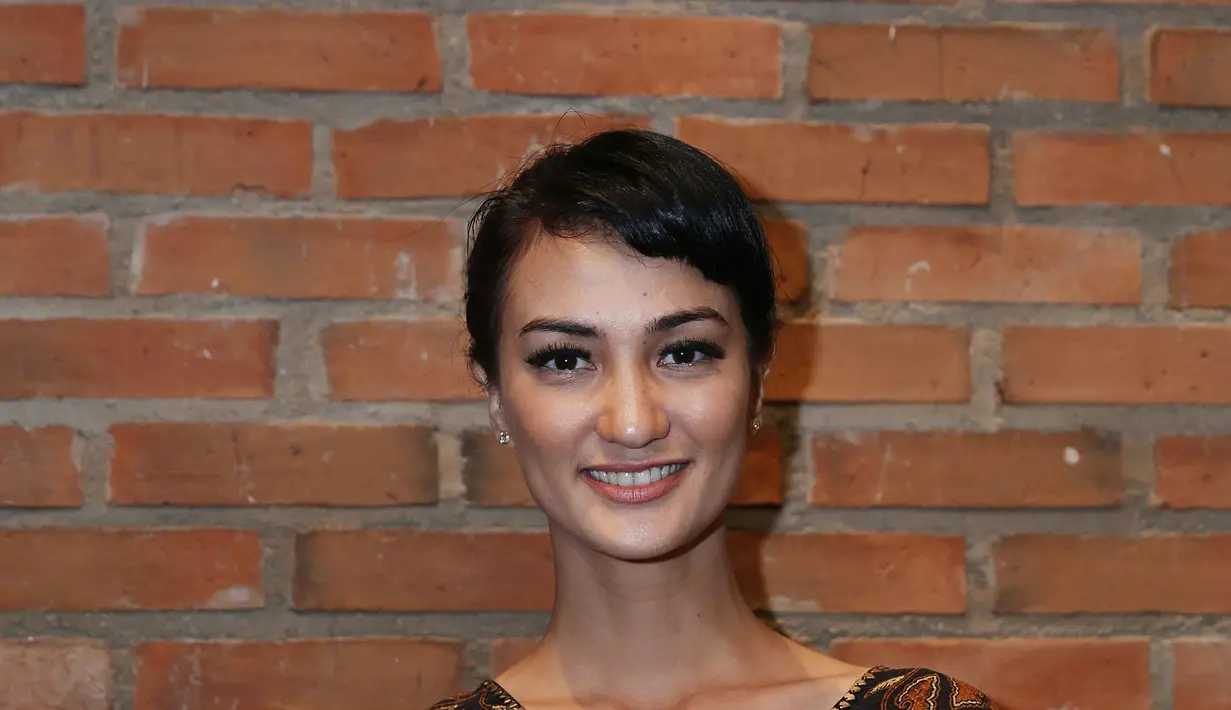 "Kalau tradisi kita diusahakan salat Ied di satu tempat yang sama. Kita mulai dengan salat eid sama-sama, salam-salaman, maaf-maafan, sungkem sama orang tua," tuturnya. (Nurwahyunan/Bintang.com)