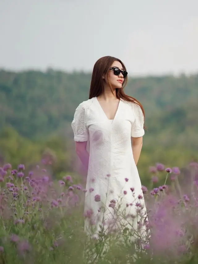 Aaliyah Massaid di Tengah Hamparan Bunga. [@aaliyah.massaid]