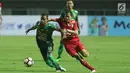 Gelandang Arema FC, Adam Alis (kanan) berebut bola dengan pemain tengah PS TNI, Manahati Lestusen saat laga lanjutan Liga 1 Indonesia di Stadion Pakansari, Bogor, Senin (3/7). Laga kedua tim berakhir imbang 0-0. (Liputan6.com/Helmi Fithriansyah)