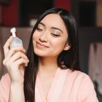 Gunakan face mist atau spray anti kusam untuk menyegarkan dan melembapkan kulit saat beraktivitas. (Foto: lookstudio/Freepik)