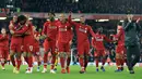 Pelatih Liverpool, Jurgen Klopp (kanan) bertepuk tangan merayakan kemenangan bersama pemainnya usai pertandingan melawan Everton pada lanjutan Liga Inggris di Anfield Stadium (2/11). Liverpool menang tipis atas Everton 1-0. (AP Photo/Jon Super)