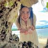 Melalui postingan Instagram, Via Vallen tampak bahagia saat mengunjungi pantai dengan pasir putih dan air laut yang jernih. Via juga memperlihatkan senyumnya saat bermain dengan hewan laut. (Instagram/viavallen)