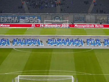 Replika Tembok Berlin bertuliskan "Bersatu menentang tembok.Bersatu untuk Berlin" berdiri jelang pertandingan Hertha Berlin melawan RB Leipzig di Stadion Olimpiade, Berlin (9/11/2019). Replika Tembok Berlin berdiri untuk memperingati 30 tahun keruntuhan serta bersatunya Jerman. (AFP/Odd Andersen)