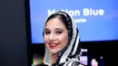 Untuk kali pertama, penampilan Ayu Azhari di sebuah kafe yang terletak di hotel mewah berskala internasional justru menghadirkan penonton yang tak biasa.  (Andy Masela/Bintang.com)
