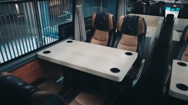 Momen Liburan Keluarga Ammar Zoni Naik Bus Mewah, Fasilitas Lengkap dan Nyaman. (Sumber: YouTube/Aish Tv)
