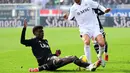 Pemain Como, Assane Diao berusaha merebut bola dari pemain Napoli dalam laga lanjutan Liga Italia 2024/2025 di Giuseppe-Sinigaglia Stadium, Como, Italia, Minggu (23/02/2025) waktu setempat. (AFP/Piero Cruciatti)
