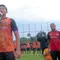 Kapten Persija Jakarta, Rizky Ridho, memberikan sambutan saat The Jakmania hadir langsung memberikan dukungan jelang lawan Persib Bandung di Persija Training Ground, Bojong Sari, Depok, Jawa Barat, Jumat (9/1/2026). (Bola.com/M Iqbal Ichsan)