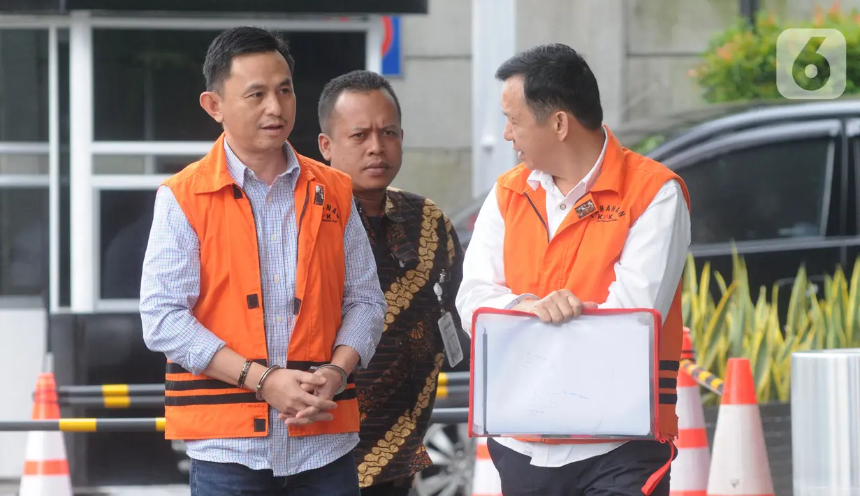 Kepala Dinas Perdagangan nonaktif Kabupaten Lampung Utara Wanhendri (kiri) dan Kepala Dinas PUPR Syahbuddin tiba di Gedung KPK, Jakarta, Jumat (3/1/2020). Keduanya diperiksa sebagai tersangka terkait sejumlah proyek Dinas PUPR dan Dinas Perdagangan Kabupaten Lampung Utara. (merdeka.com/Nwi Narwoko)