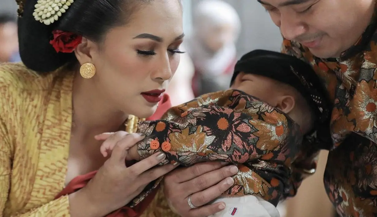<p>Dari pernikahan tersebut, mereka dikaruniai seorang anak yang bernama R Erlangga Danendra Brotoseno. (FOTO: instagram.com/tatajaneetaofficial/)</p>