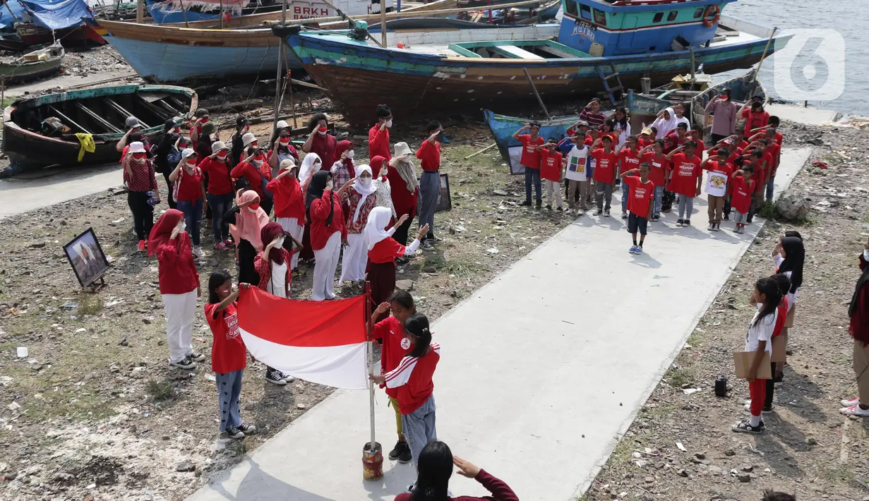 Suasana Upacara Peringatan HUT RI ke-77 di Kawasan Kalibaru Barat, Cilincing, Jakarta, Rabu (17/8/2022). Memperingati Hari Kemerdekaan Indonesia ke-77, anak-anak yang tergabung dalam Kelas Jurnalis Cilik bersama para relawan melaksanakan upacara bendera dan beragam lomba. (Liputan6.com/Helmi Fithriansyah)