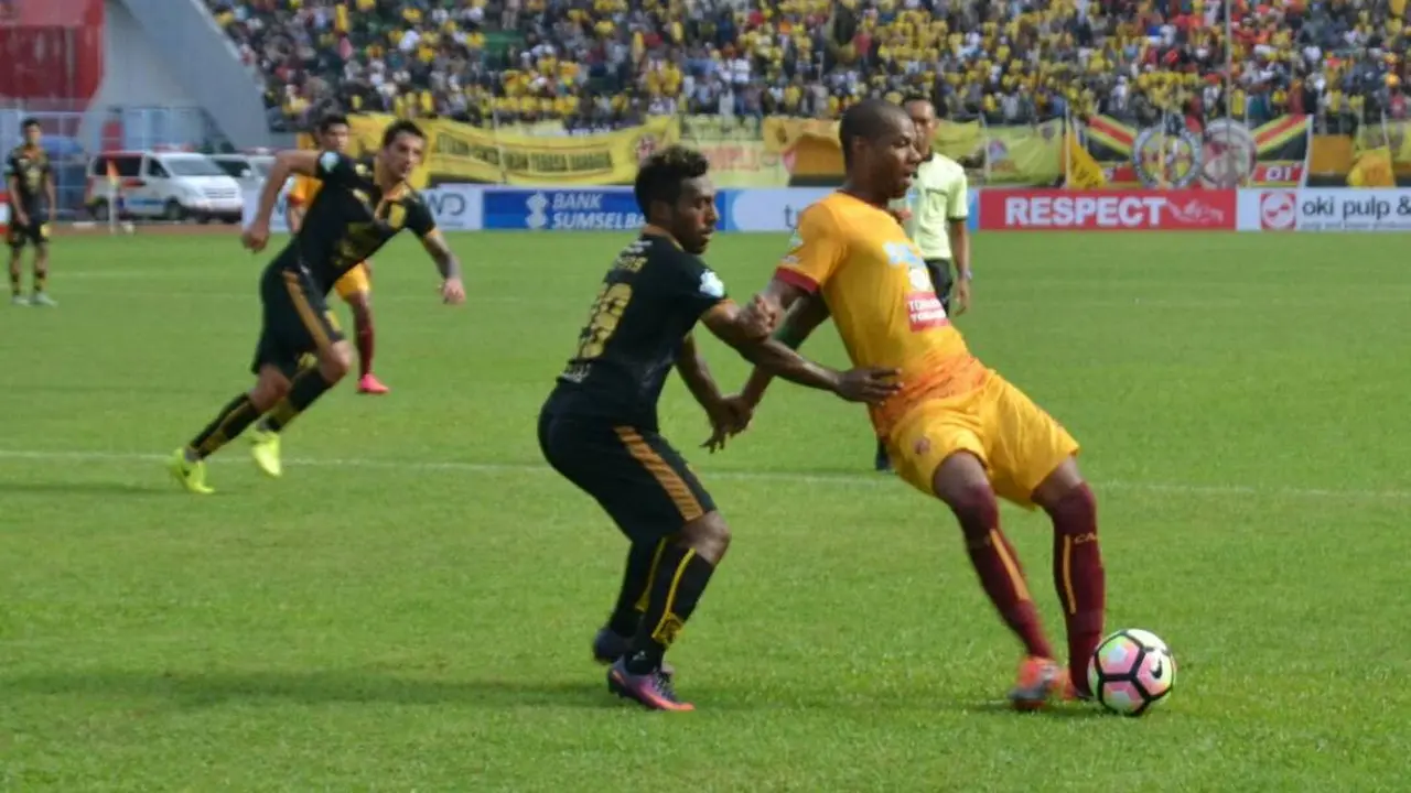 Striker Sriwijaya FC Hilton Moreira (kanan) (Liputan6.com / Indra Pratesta)