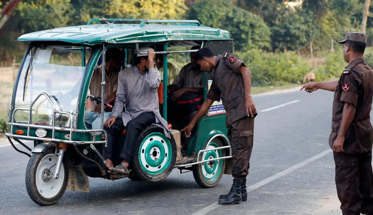 Tentara Banglades memeriksa kendaraan yang melewati perbatasan, Banglades, Senin (21/11). Penjagaan dilakukan karena banyaknya muslim Rohingya yang memasuki wilayah mereka. (REUTERS/Mohammad Ponir Hossain)