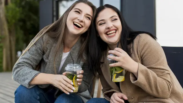 illustrasi wanita berteman copyright/freepik