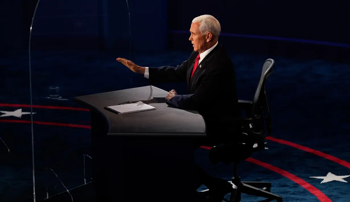 Wakil Presiden Mike Pence berbicara selama Debat cawapres Amerika Serikat dengan penantangnya, Senator Kamala Harris dari Partai Demokrat di Kingsbury Hall, Universitas Utah di Salt Lake City, Rabu (7/10/2020).  Dalam debat, Pence dan Harris duduk dan diberi sekat kaca. (AP Photo/Julio Cortez)