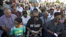 Sejumlah jemaat berkumpul untuk berdoa di luar Gereja Emanuel, Charleston, Amerika Serikat, Minggu (21/6/2015). Gereja tersebut dibuka kembali untuk ratusan jemaat yang berkabung usai penembakan yang menewaskan 9 orang. (REUTERS/Carlo Allegri) 