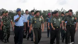 Panglima TNI Jenderal Moeldoko saat tiba Lanud Iskandar untuk memberikan instruksi khusus kepada tim pencari, Pangkalan Bun, Kalteng, Selasa (6/1/2015). (Liputan6.com/Herman Zakharia)