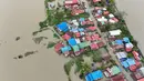 Sebuah sungai di Calumpit, provinsi Bulacan, sebelah utara Manila meluap akibat hujan lebat yang disebabkan oleh Topan Co-May pada 25 Juli 2025. (Ted ALJIBE/AFP)