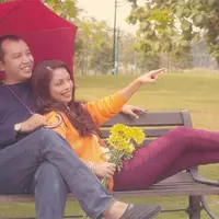 Pertemuan pertama Ekki Soekarno dan Soraya Haque tidak ada yang istimewa. Saat itu, Ekki akan rekaman bersama Marissa Haque. Penabuh drum dan pemeran itu terkesan dengan permainan piano klasik Soraya. (dok. Pribadi)