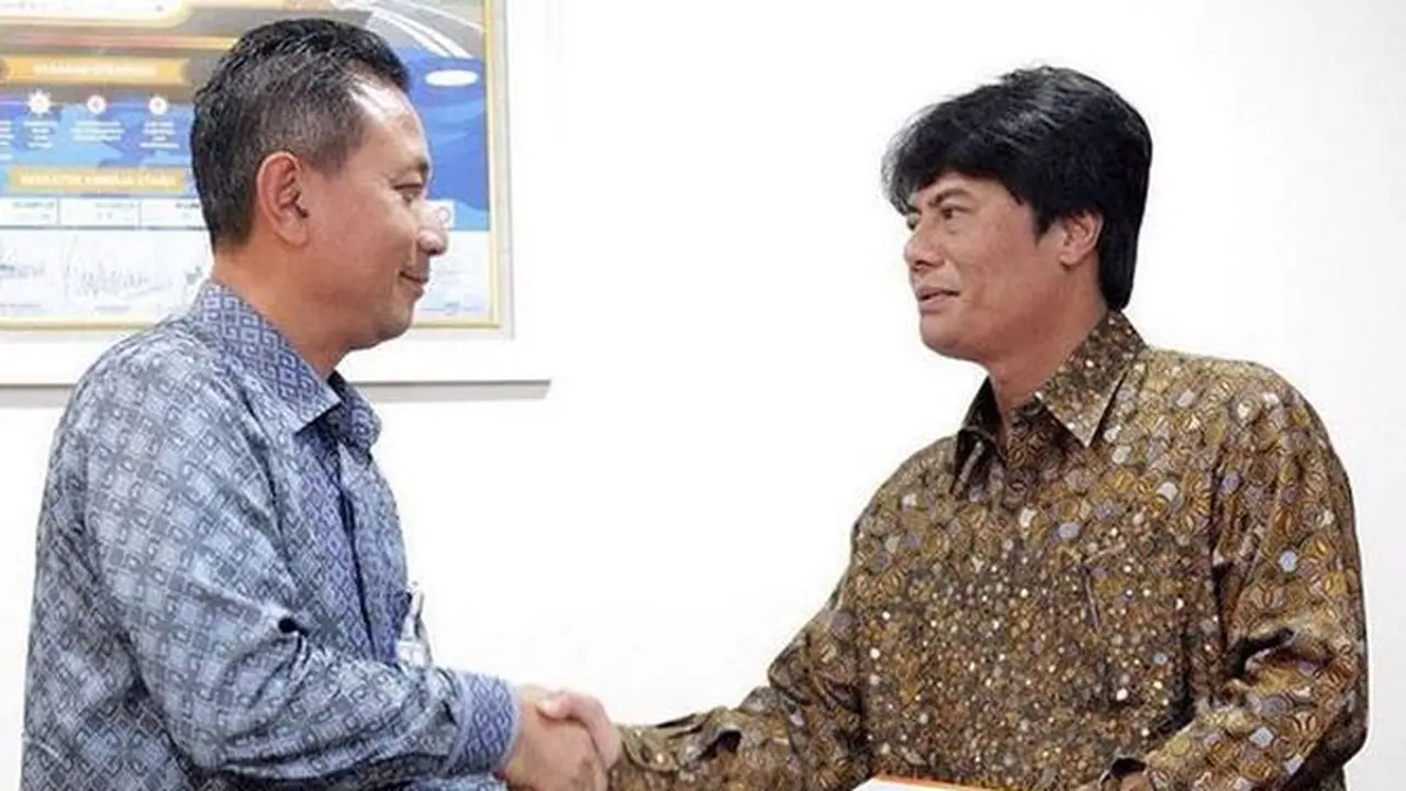 Penyerahan Salinan Keputusan Menteri Badan Usaha Milik Negara Selaku Rapat Umum Pemegang Saham PT Pertamina tentang Pengangkatan Direktur Utama Perusahaan Perseroan. (Foto: Instagram Kementerian BUMN)