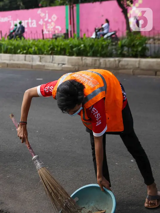 <p>Pelanggar menjalani hukuman dari petugas Satpol PP saat terjaring razia masker di depan Stasiun Klender, Jakarta, Selasa (10/5/2022). Untuk pemberlakuan pembatasan kegiatan masyarakat (PPKM) Jawa-Bali diperpanjang hingga 23 Mei 2022. (Liputan6.com/Faizal Fanani)</p>