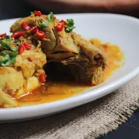 Pernah coba makanan khas asal Manado, Ayam Woku? Kalau belum, coba deh betapa enaknya menu andalan Heat and Eat ini. (Foto: eatinguntildiee.blogspot.co.id)