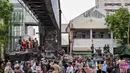 Berbagai kendaraan tempur milik Korps Marinir TNI AL dipamerkan di Jalan Gubernur Suryo, di depan Gedung Negara Grahadi. Tampak dalam foto, warga berfoto bersama kendaraan militer selama Pameran Marinir Indonesia, yang menandai peringatan Hari Ulang Tahun ke-80 Korps Marinir TNI AL di Surabaya, Jawa Timur pada Minggu 9 November 2025. (JUNI KRISWANTO/AFP)