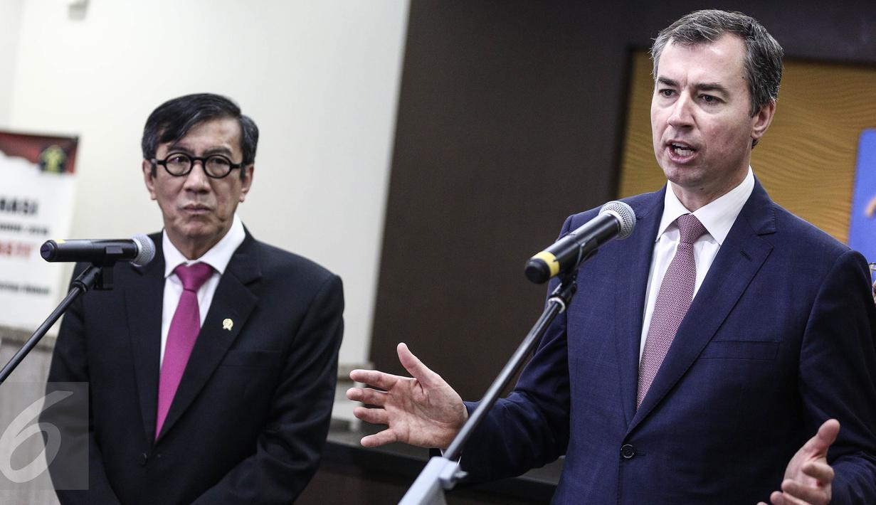 Menteri Kehakiman Australia, Michael Keenan didampingi Menkumham Yasonna Laoly memberi keterangan usai menggelar pertemuan di Kemenkumham, Jakarta, Selasa (9/8). Pertemuan membahas masalah hukum antara Indonesia dan Australia. (Liputan6.com/Faizal Fanani)