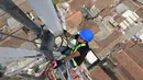 Teknisi XL melakukan perawatan perangkat BTS 4G di atas menara di kawasan Lembang, Bandung, (2/11/2015). XL sudah melayani pelanggan 4G LTE secara komersial di seputar Ibu Kota Jawa Barat dengan layanan internet super cepat. (Liputan6.com/Yudha Gunawan)