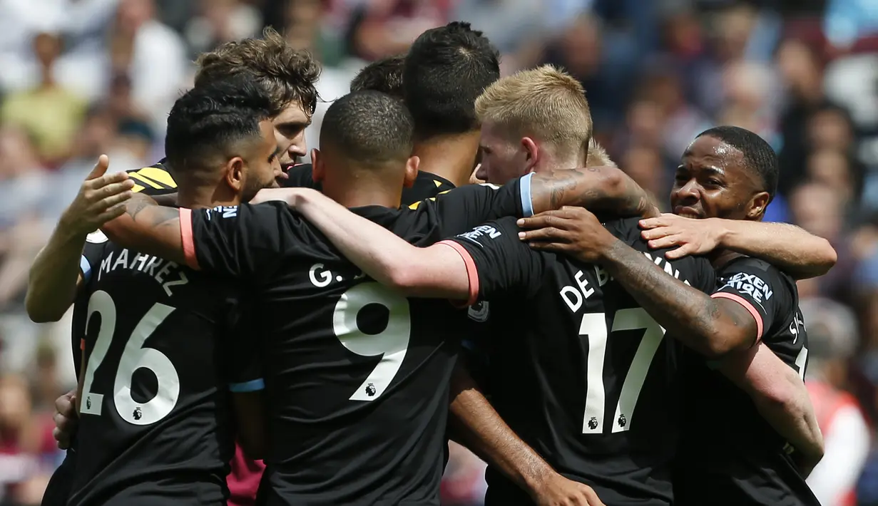 Para pemain Manchester City merayakan gol yang dicetak Raheem Sterling ke gawang West Ham pada laga Premier League di Stadion London, London, Sabtu (10/8). West Ham kalah 0-5 dari City. (AFP/Ian Kington)