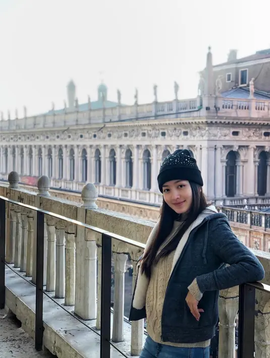 Mempunyai segudang aktivitas, wanita berambut panjang ini terlihat sangat menikmati momen liburannya di Italia. Ia pun tampil stylish saat mengunjungi Basilika Santo Markus, gereja legendaris di Italia. (Liputan6.com/IG/natashawilona12)
