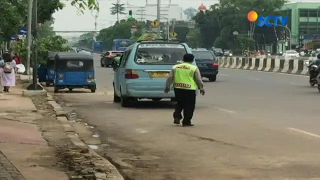 Buang air kecil sembarangan di sekitar Halte Matraman Raya, seorang supir bajaj dihukum polisi dengan bernyanyi lagu nasional.