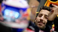  Daniel Ricciardo dari Red Bull Racing berada pada posisi kedua dengan catatan waktu 1m 23.525s  pada hari ke-2 sesi tes pramusim di Sirkuit Catalunya, Barcelona, Selasa (23/2/2016) malam WIB.  (EPA/Srdjan Suki)