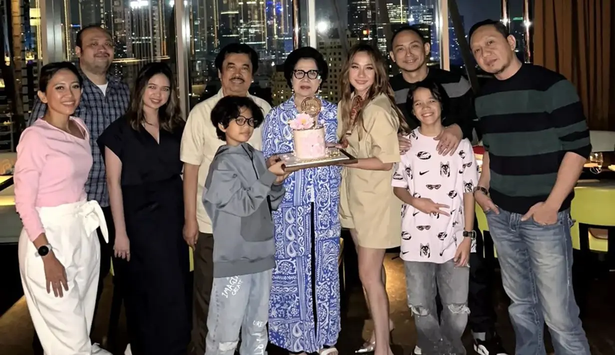 Perayaan ulang tahun diadakan di sebuah restoran mewah. BCL dan keluarga tampak penuh kehangatan menikmati makan malam bersama untuk merayakan hari bertambahnya usia sang ibunda. ‘Oma’s Birthday Dinner,’ tulis pelantun lagu Cinta Sejati itu. (Liputan6.com/IG/@emmymuchlis)