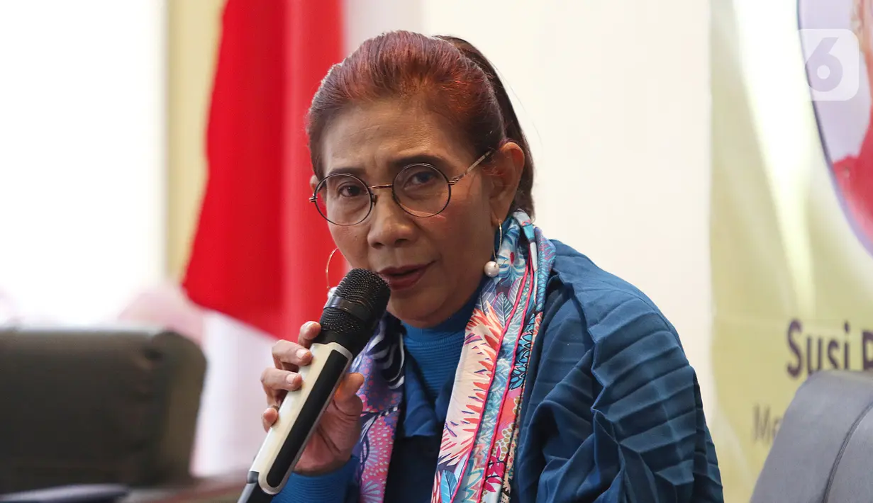 Mantan Menteri Kelautan dan Perikanan Susi Pudjiastuti saat acara diskusi "Ngopi Bareng Presiden PKS" di DPP PKS, Jakarta, Senin (20/1/2020). Diskusi ini mengangkat tema "Sengketa Natuna dan Kebijakan Kelautan". (Liputan6.com/Herman Zakharia)