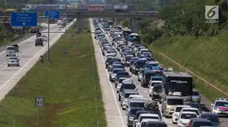 Kemacetan terjadi di Jalan Tol Cipali, Jawa Barat mengarah ke Jakarta, Kamis (29/6). Puncak arus balik diprediksi akan terjadi pada H+5 dan H+6 Lebaran saat cuti bersama berakhir. (Liputan6.com/Faizal Fanani)