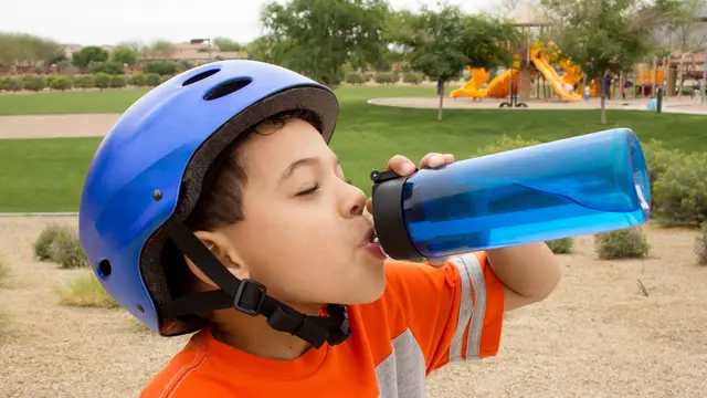 Ilustrasi Anak Minum Air Putih (iStockphoto)