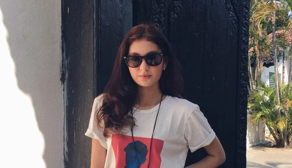 Punya paras cantik, Zoe seakan selalu cocok dengan outfit apapun. Apalagi Zoe kerap kali menambah penampilannya dengan kacamata. Kekasih dari Aditya Zoni ini semakin memesona. (Liputan6.com/IG/@zoeabbasjackson)