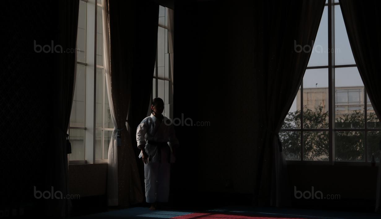 Seorang Karateka Putri Indonesia bersiap berlatih pada nomor kata sebagai persiapan bertanding pada ajang SEA Games 2017 di The Belezza, Permata Hijau, Jakarta, Senin (07/8/2017). (Bola.com/Nicklas Hanoatubun)