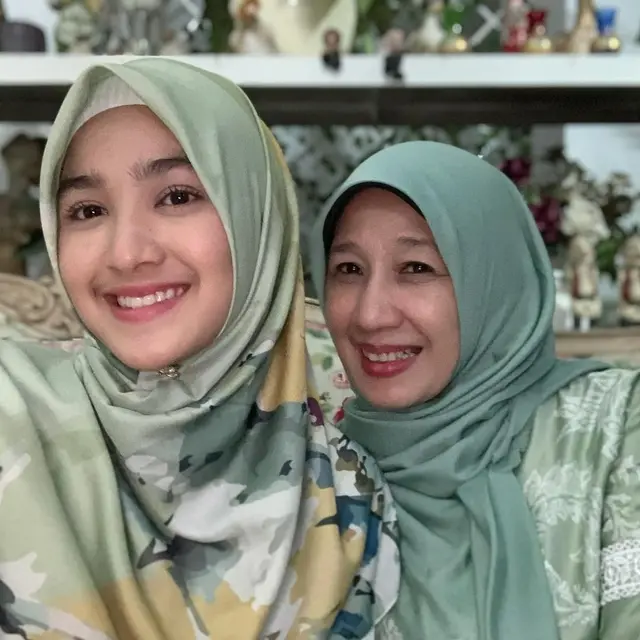 6 Potret Kebersamaan Cut Syifa dan Ibunda, Bak Kakak Adik