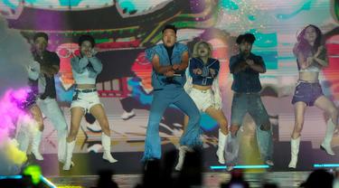 Penyanyi Korea Selatan Psy tampil pada konser Seoul Festa 2022 di Kompleks Olahraga Jamsil, Seoul, Korea Selatan, 10 Agustus 2022. Seoul Festa merupakan sebuah festival yang mencakup semua pesona Seoul, mulai dari balapan mobil listrik di tengah pusat Kota Seoul hingga pertunjukan konsep K-Pop. (AP Photo/Ahn Young-joon)