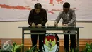 Menteri Dalam Negeri Tjahjo Kumolo (kanan), pelaksana tugas Ketua KPU Hadar Nafis Gumay menandatangani penyerahan DP4 & DAK2 Pilkada Serentak 2017 di Kantor Komisi Pemilihan Umum (KPU), Jakarta, Kamis (14/7). (Liputan6.com/Faizal Fanani)