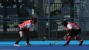 Aksi dua pemain timnas Hoki Putri Indonesia berebut bola pada sesi latihan di Lapangan Hoki, Senayan, Jakarta, Selasa (2/4/2018). Tim Hoki terus melakukan persiapan jelang Asian Games 2018. (Bola.com/Nick Hanoatubun)